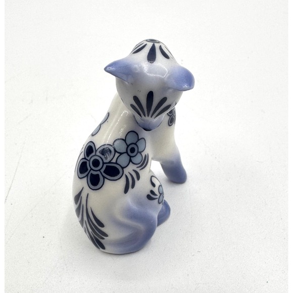 Franklin Mint Other - Franklin Mint Blue and White Floral Porcelain Cat Figurine Sitting
